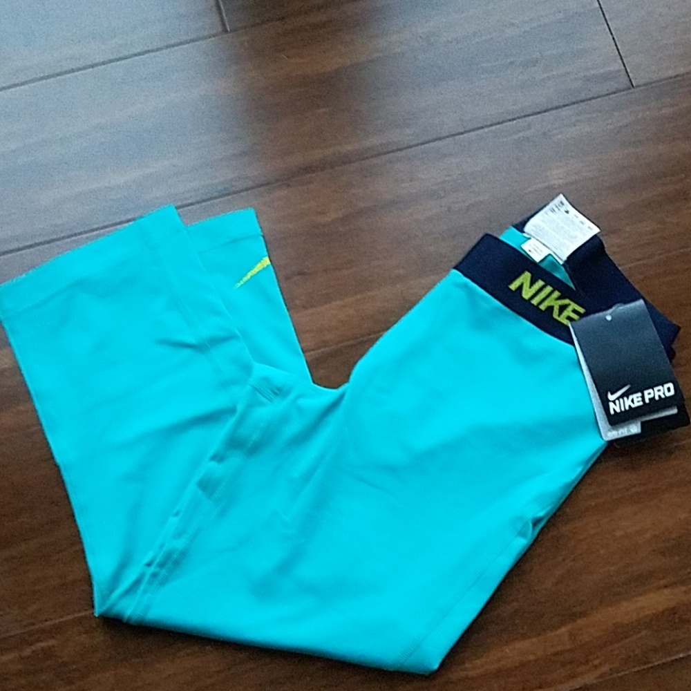 New with tags Nike Pro Capri pants size Medium